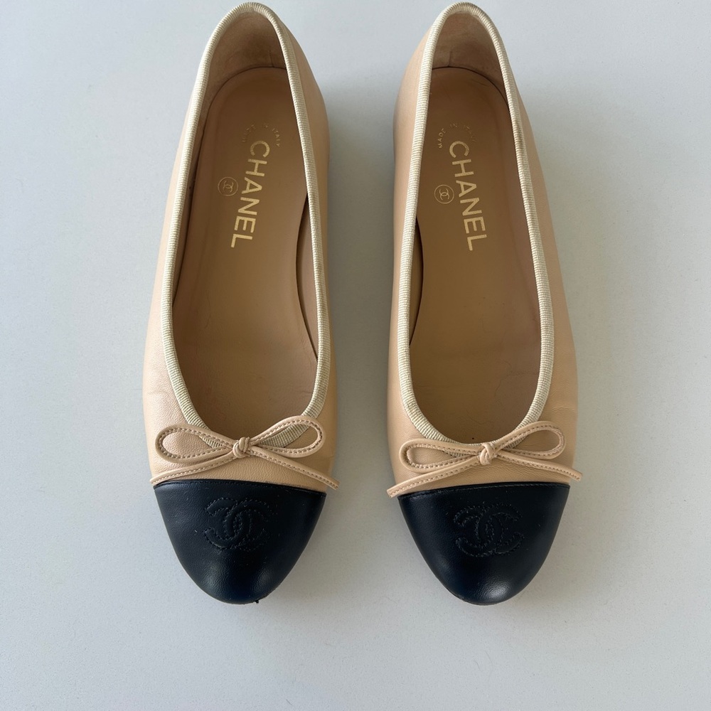 CHANEL Cream and Black Cap-Toe Flats